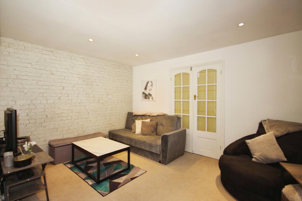Flat Brooke Mews in Warwick