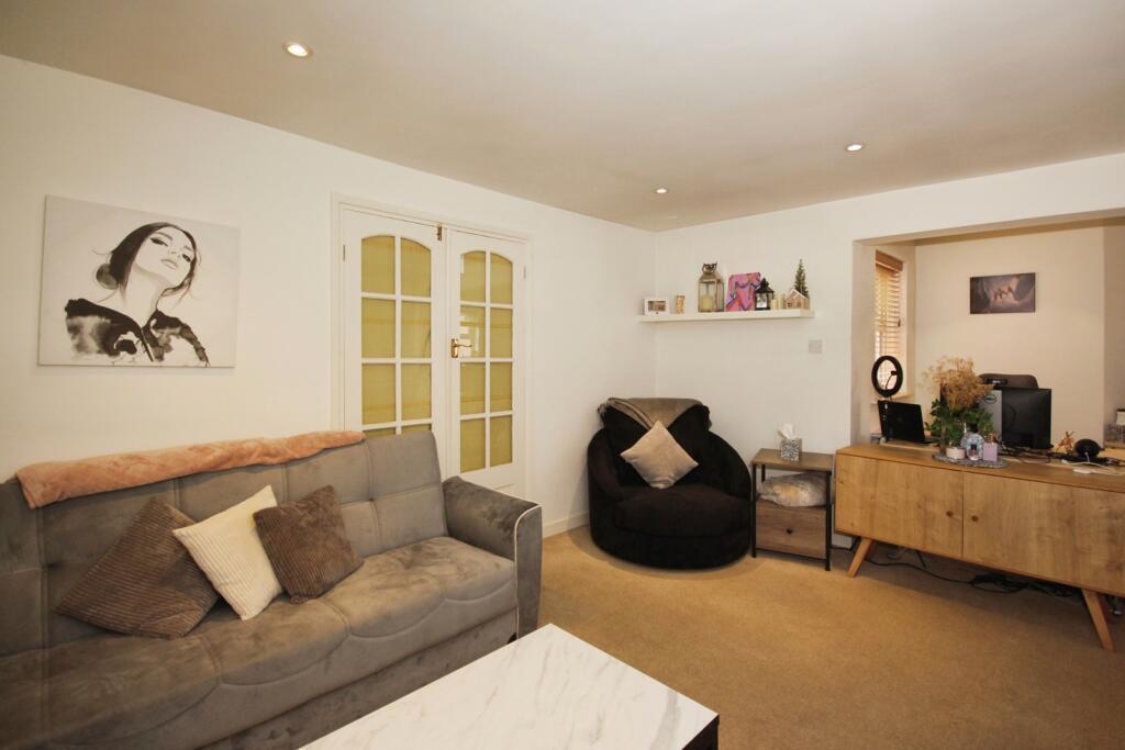 Flat Brooke Mews in Warwick