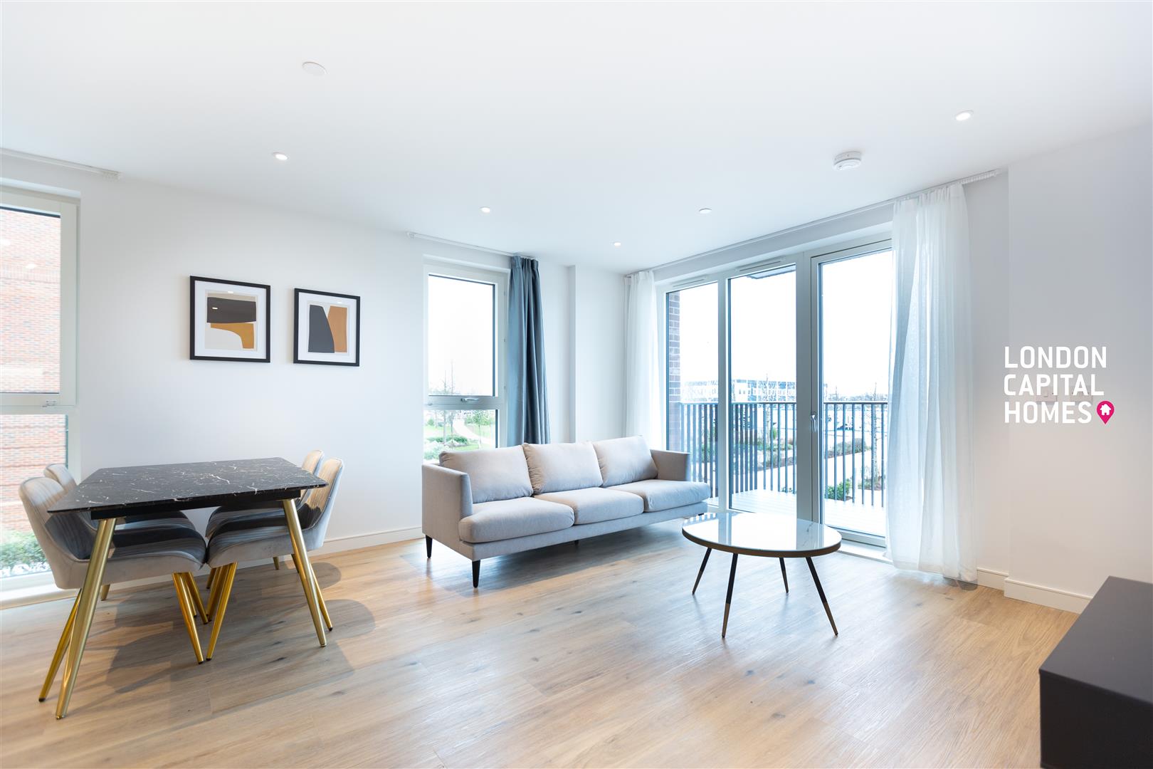 Flat Cedrus Avenue in Greater London