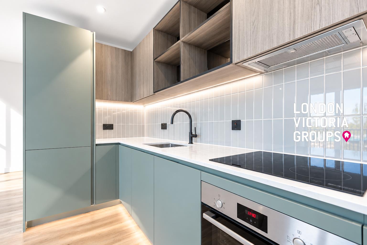 Flat Cedrus Avenue in Greater London