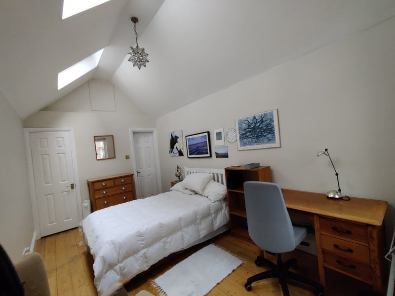 Room Groveside Close in Greater London