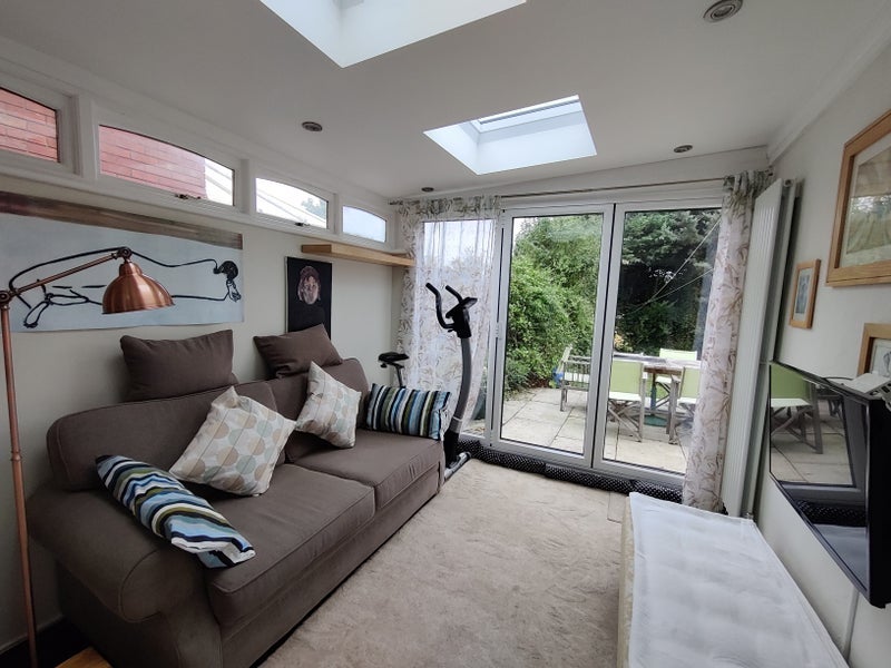 Room Groveside Close in Greater London