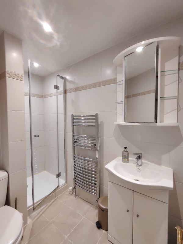Room Groveside Close in Greater London