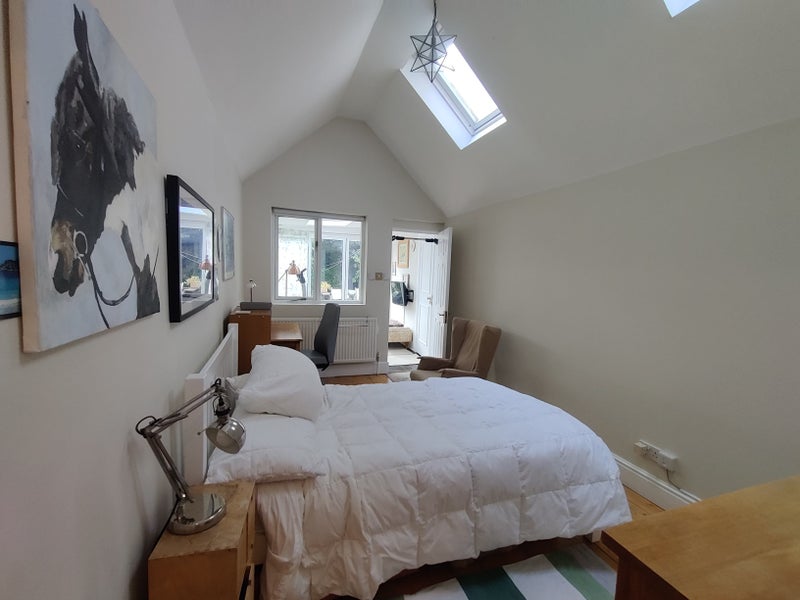 Room Groveside Close in Greater London