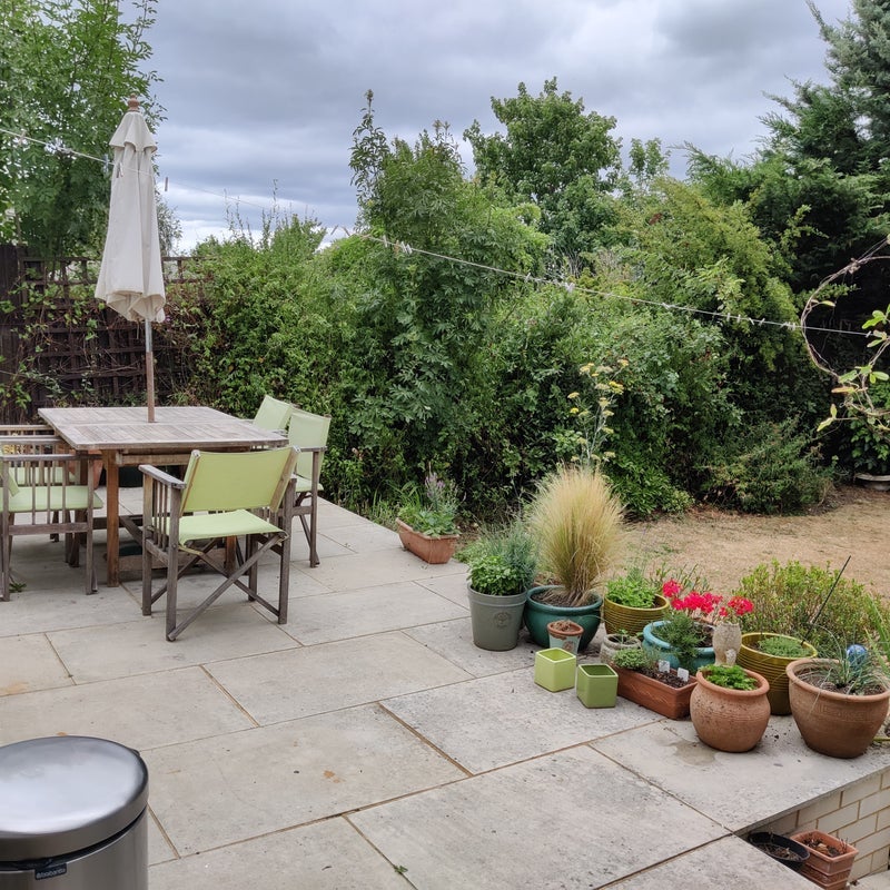 Room Groveside Close in Greater London