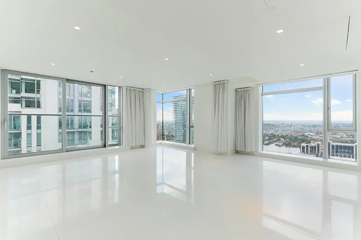 Flat Pan Peninsula Square in Greater London