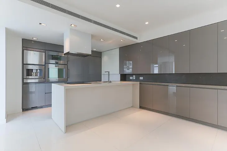 Flat Pan Peninsula Square in Greater London