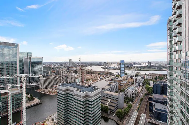Flat Pan Peninsula Square in Greater London