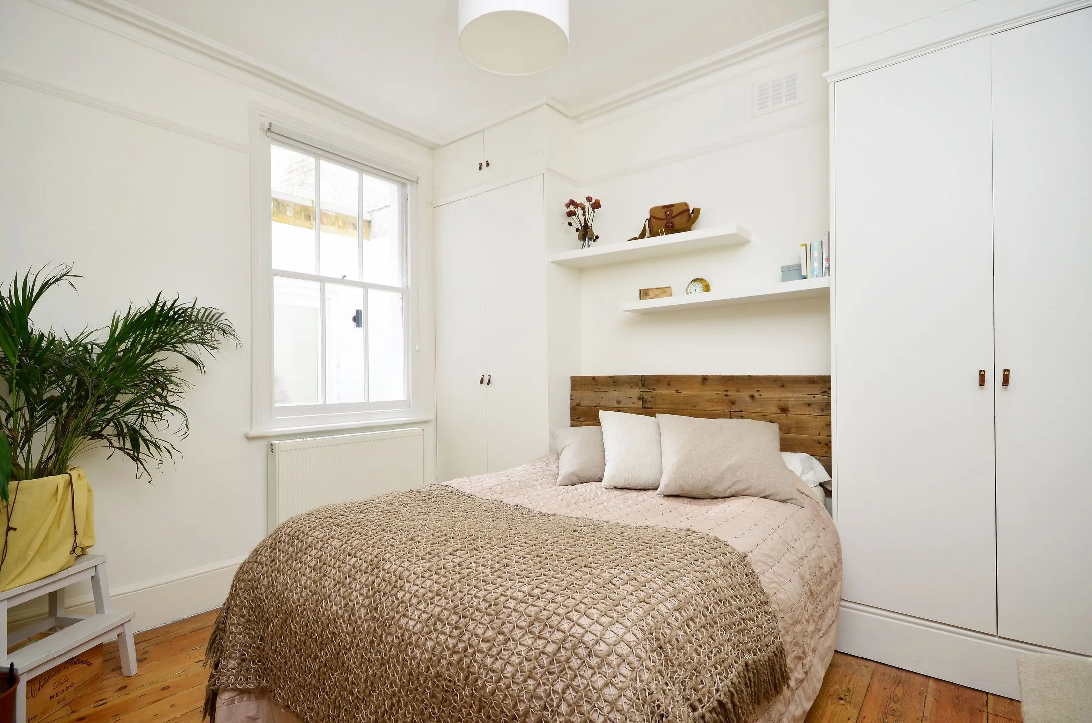 Flat Grayshott Road in Greater London