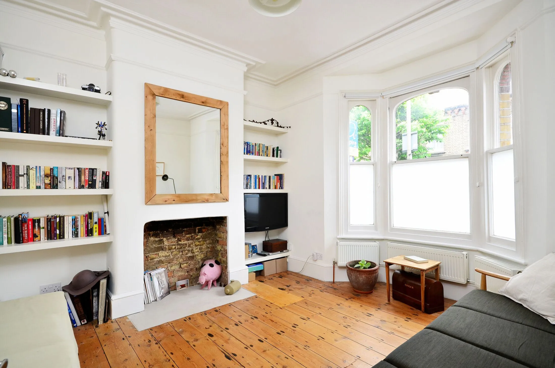 Flat Grayshott Road in Greater London
