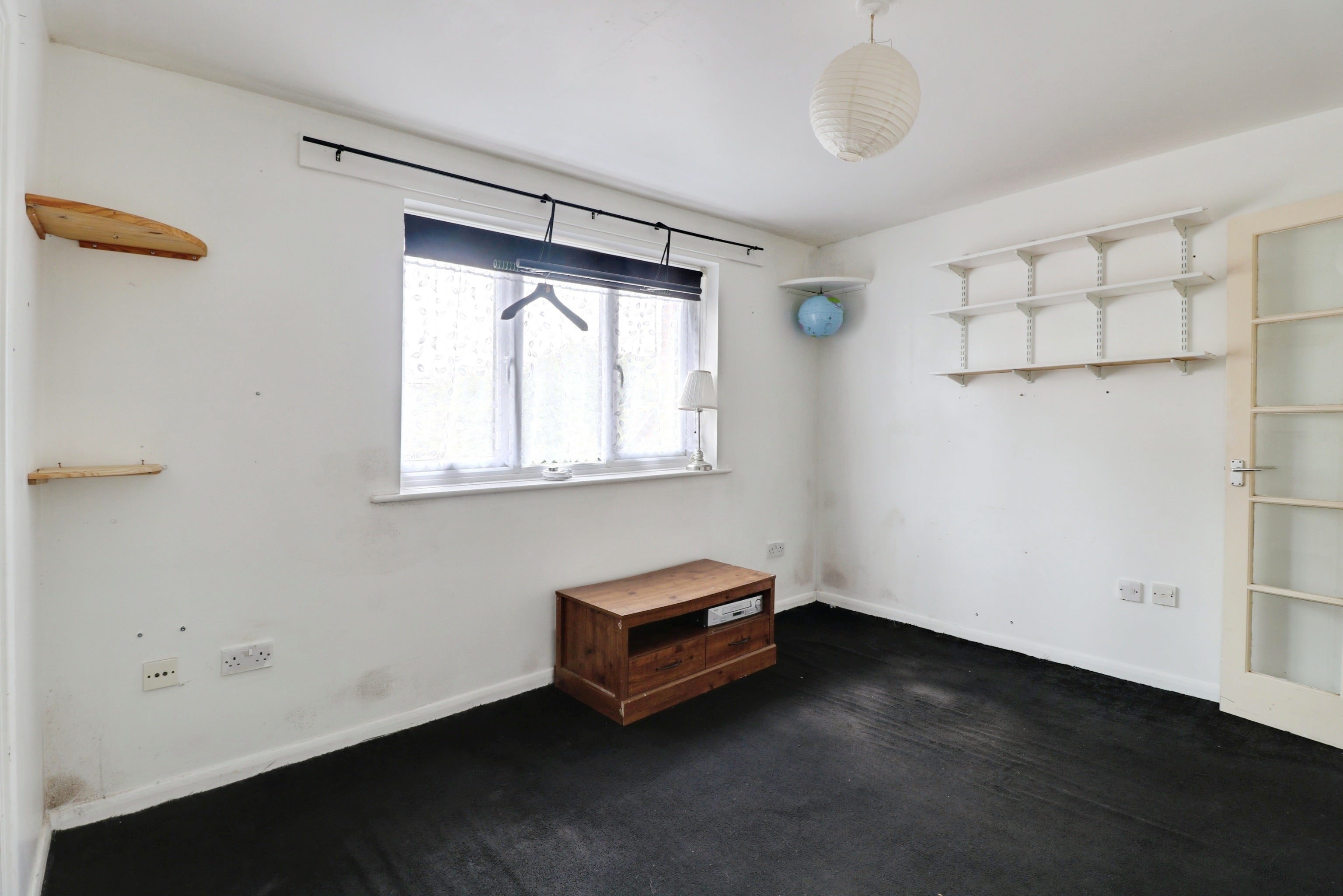 Flat Waterville Drive in Basildon