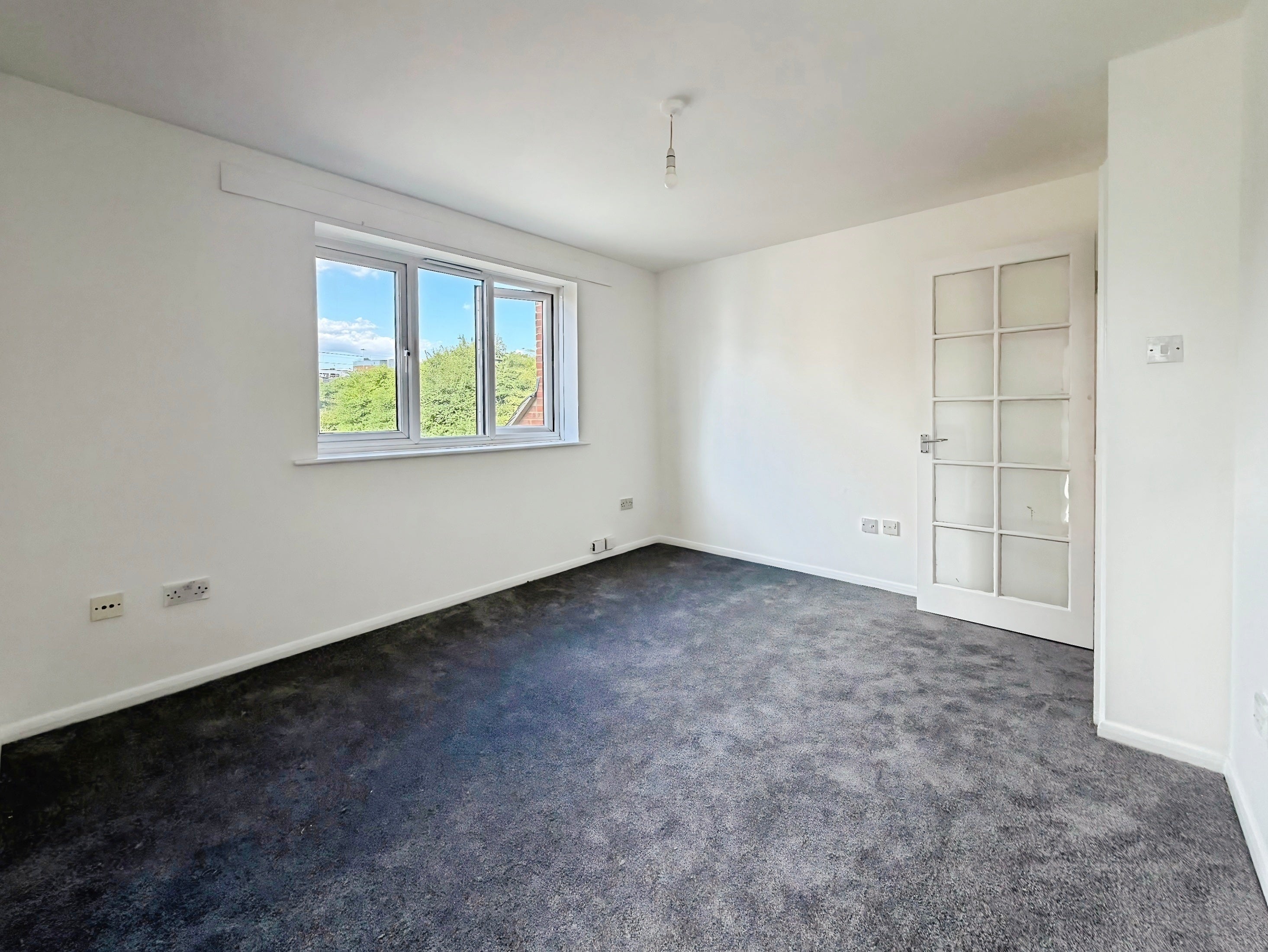 Flat Waterville Drive in Basildon