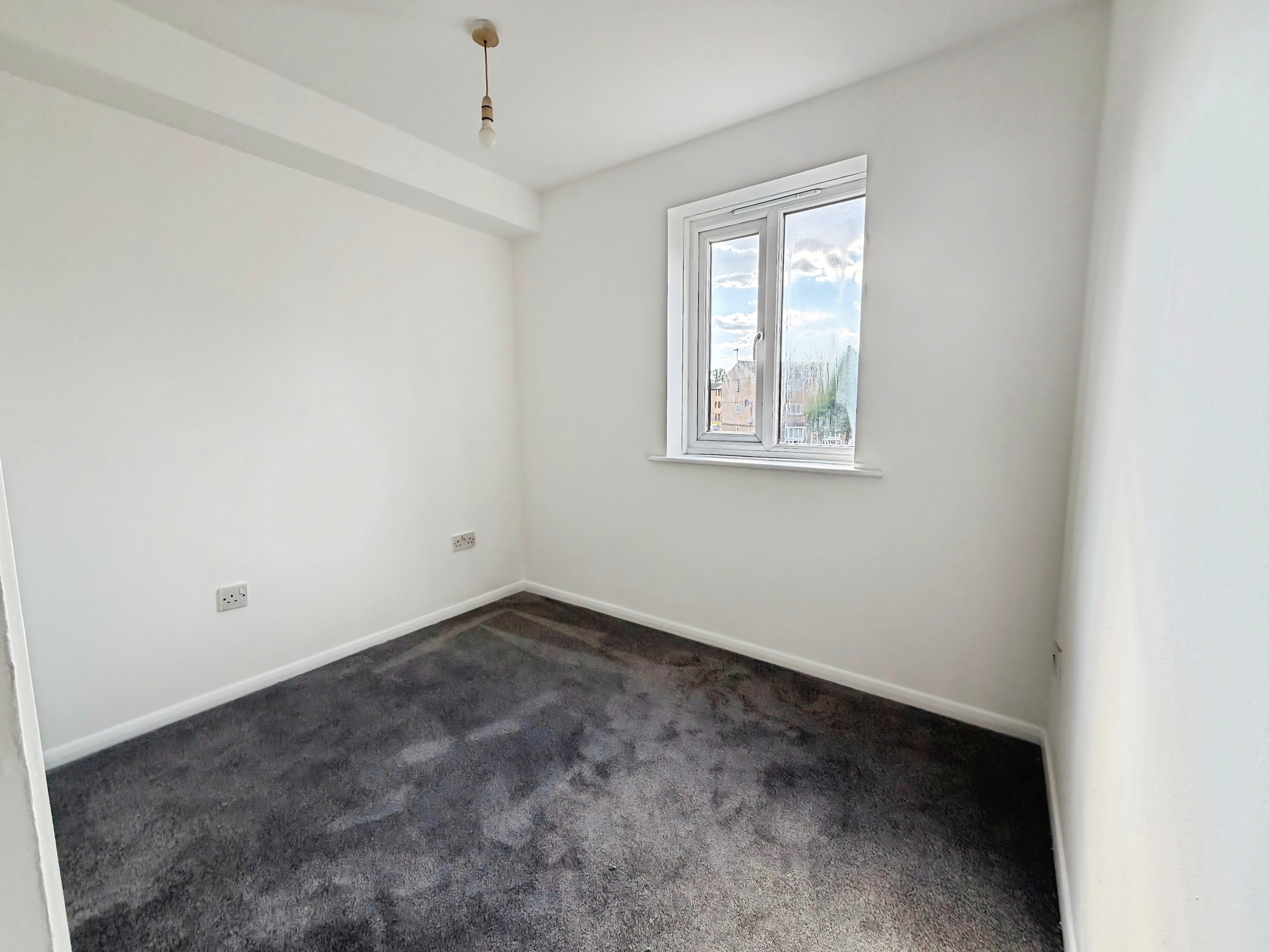 Flat Waterville Drive in Basildon