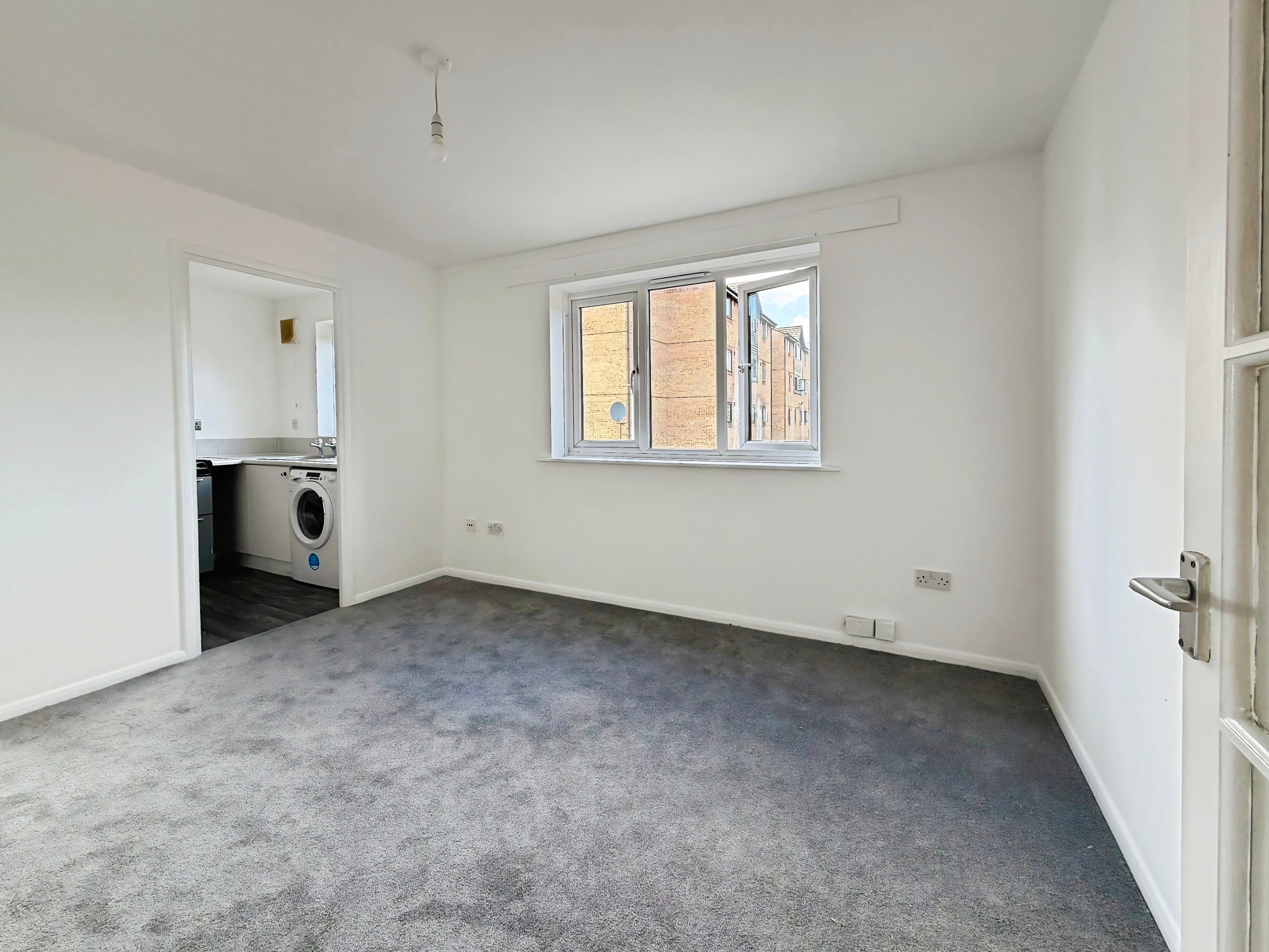 Flat Waterville Drive in Basildon