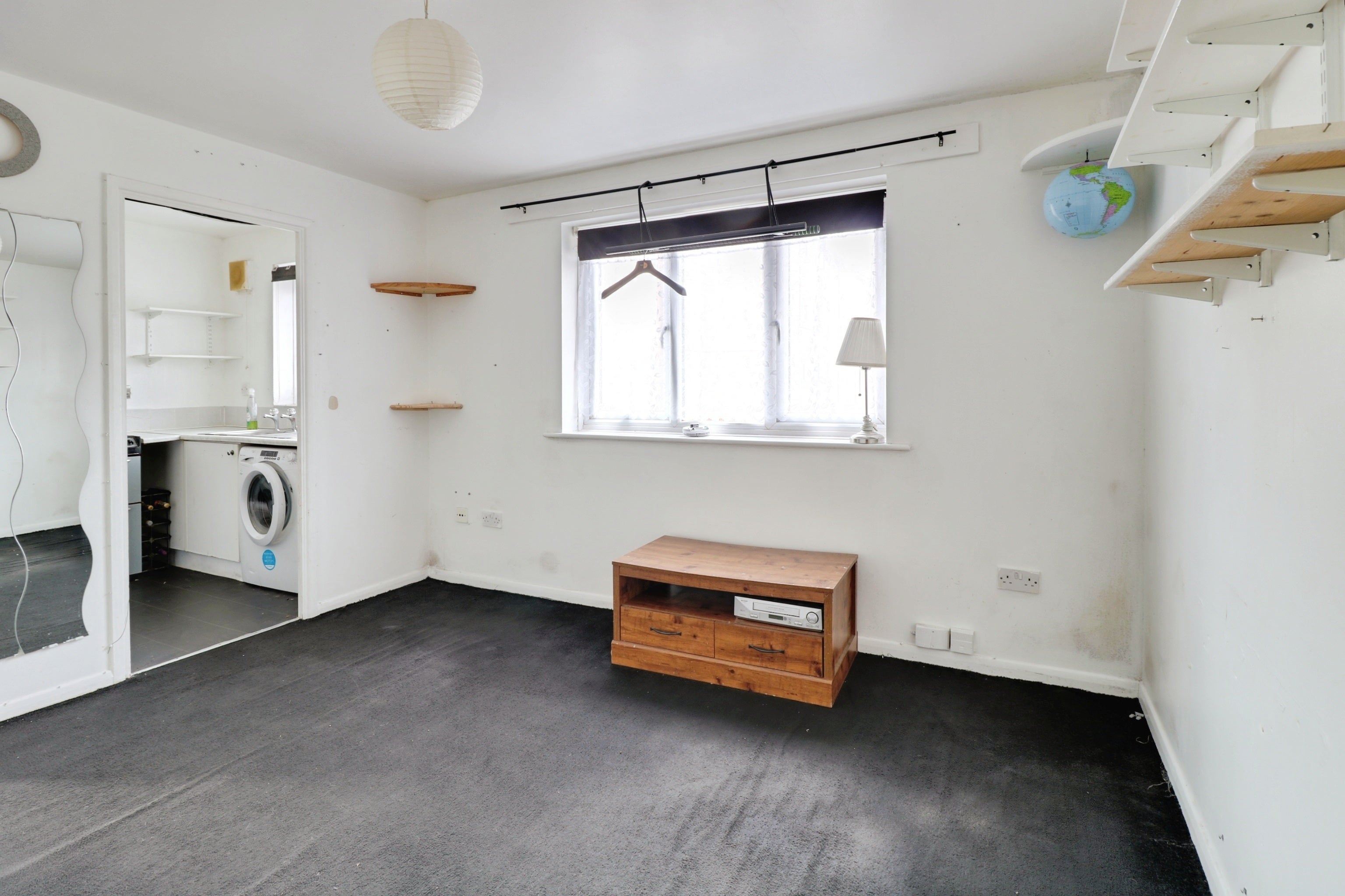 Flat Waterville Drive in Basildon