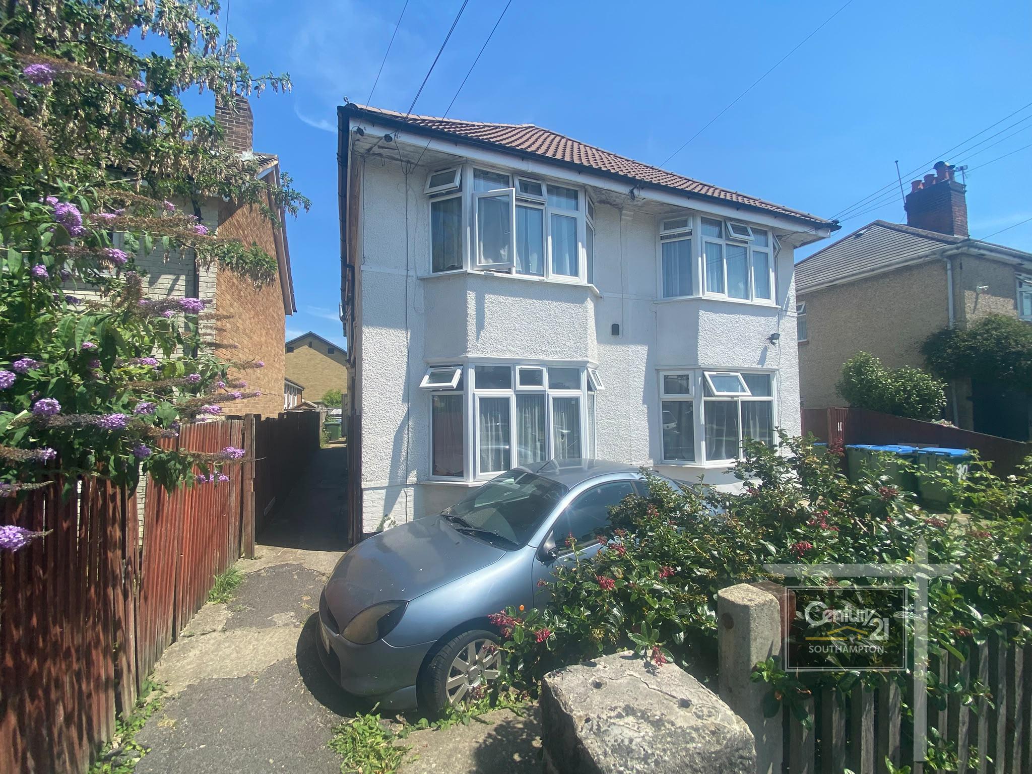 Flat Chestnut Road in Southampton