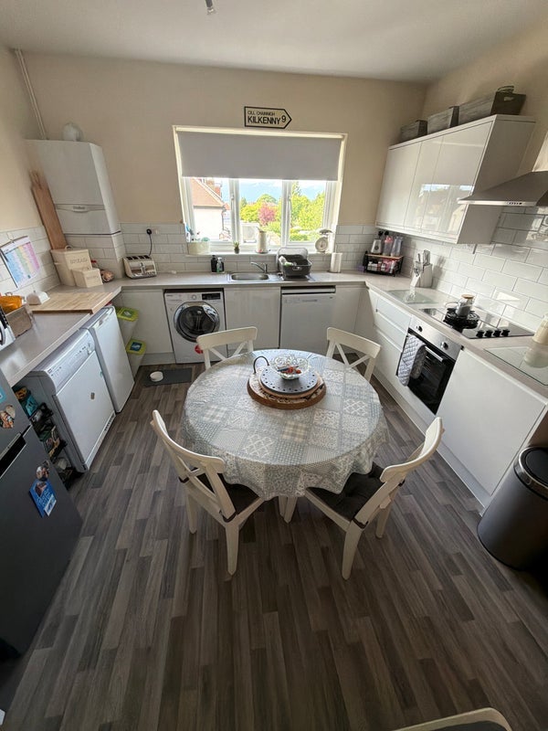 Room High Street in Reigate and Banstead