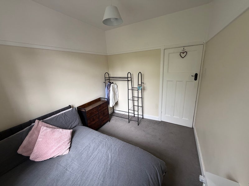Room High Street in Reigate and Banstead