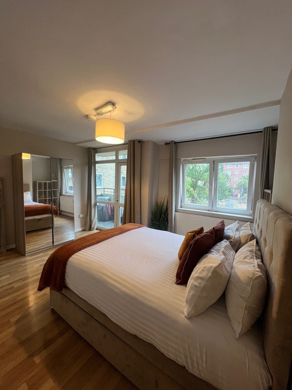 Room Compton Street in Greater London