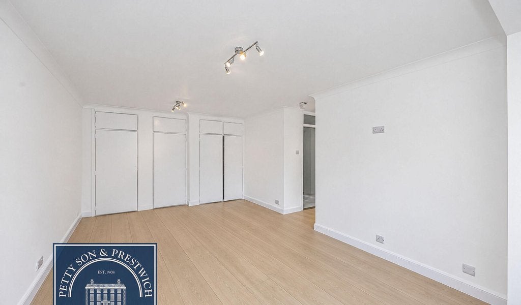 Flat Selworthy Close in Greater London