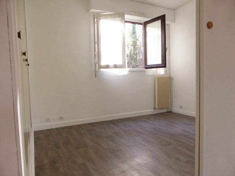 Flat Rue Pierre de Coubertin in Orsay