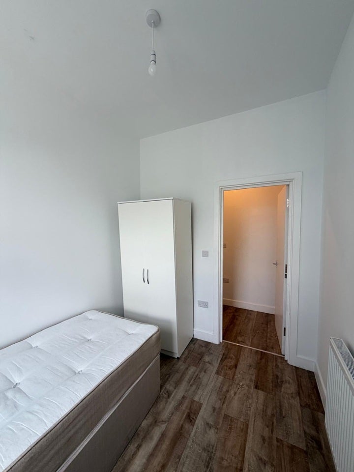 Flat Freeland Road in Greater London