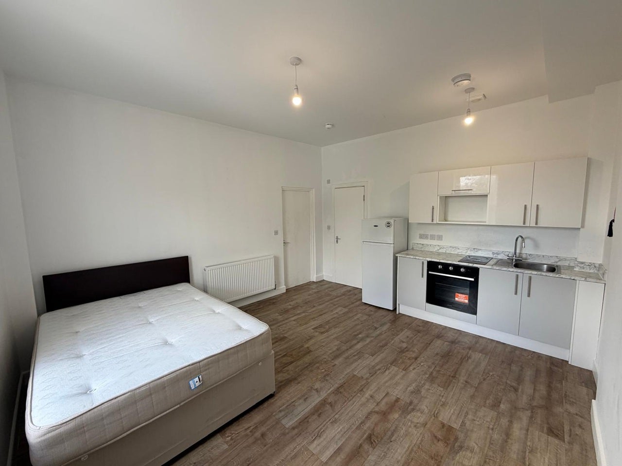Flat Freeland Road in Greater London