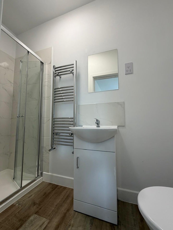 Flat Freeland Road in Greater London