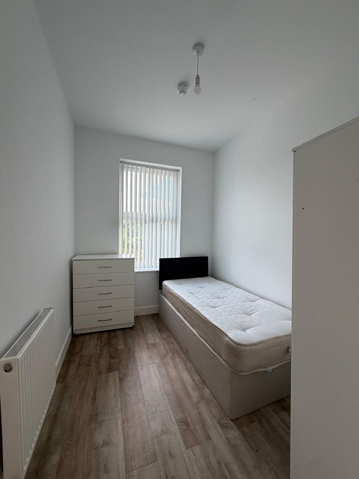 Flat Freeland Road in Greater London