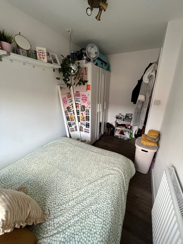 Room Brownlow Road in Greater London