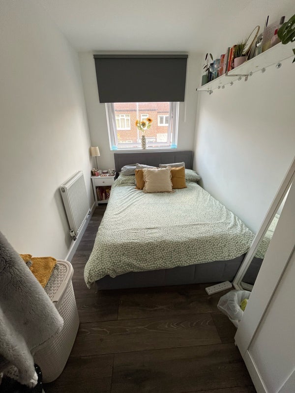 Room Brownlow Road in Greater London