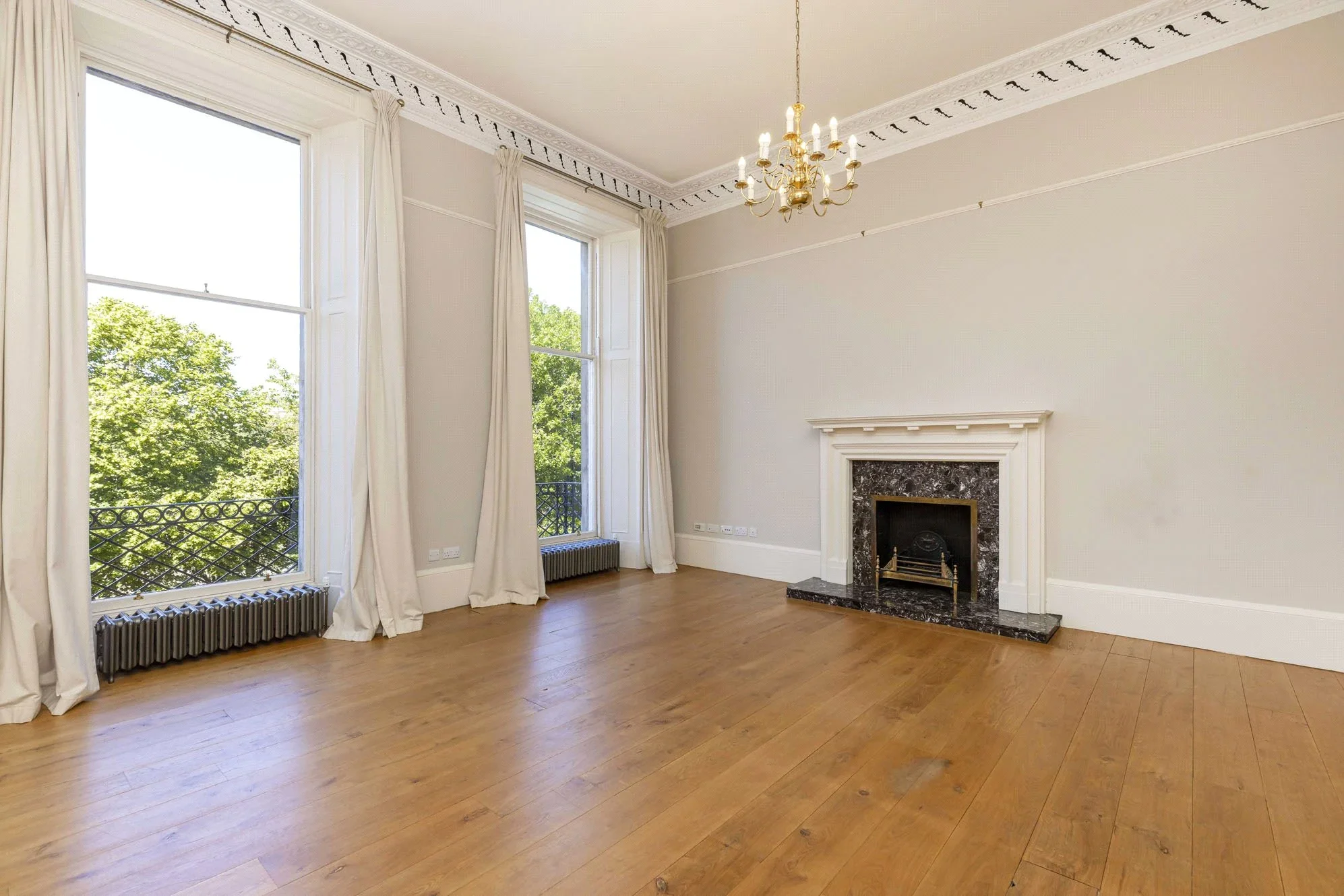 Flat Atholl Crescent in City of Edinburgh