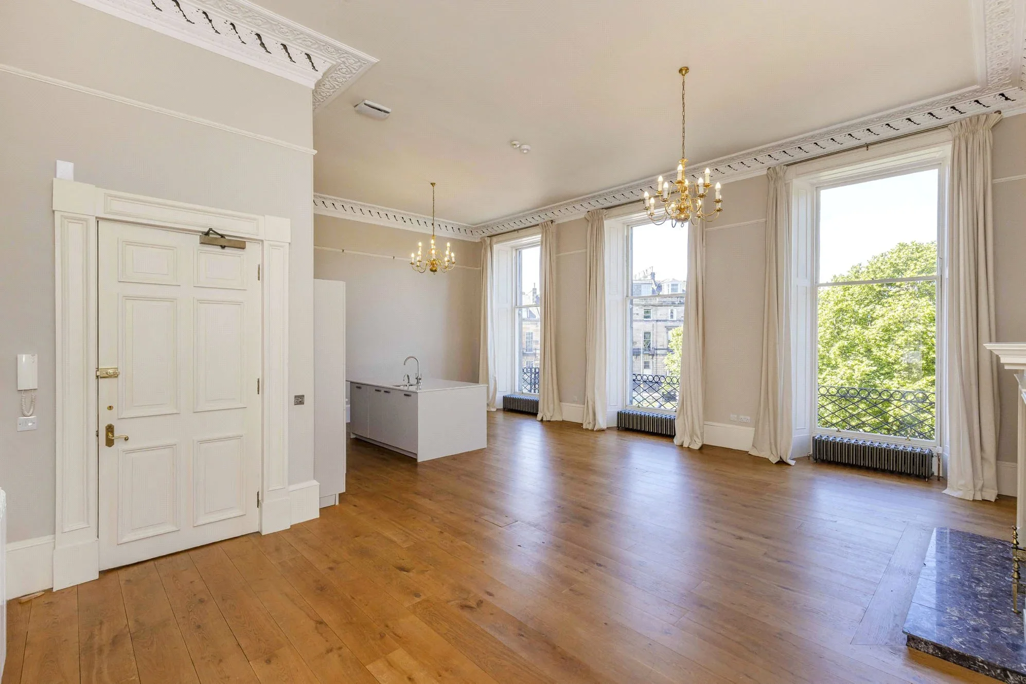Flat Atholl Crescent in City of Edinburgh