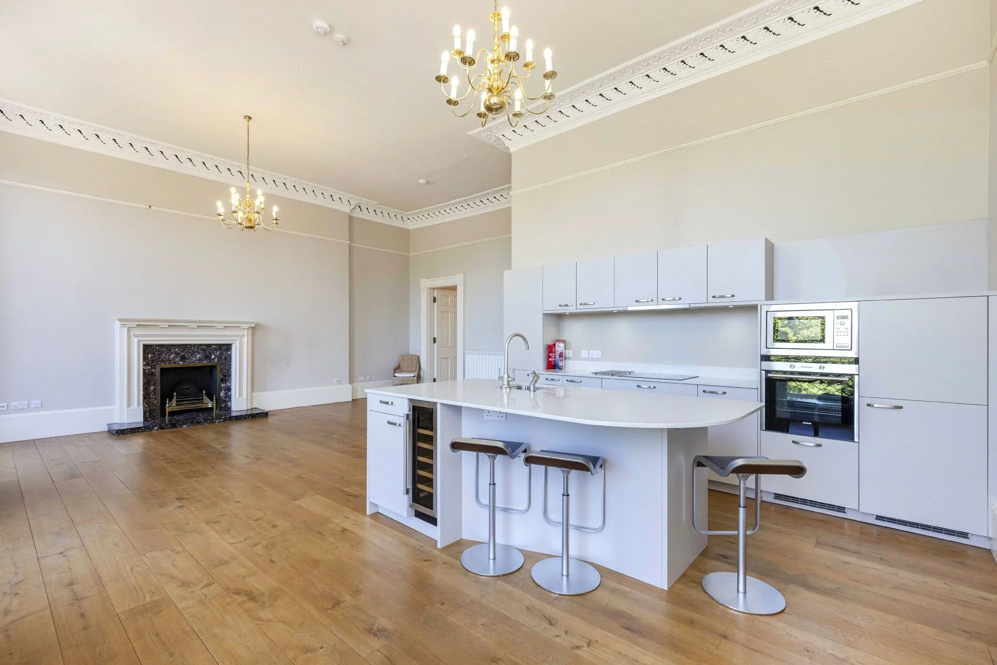 Flat Atholl Crescent in City of Edinburgh