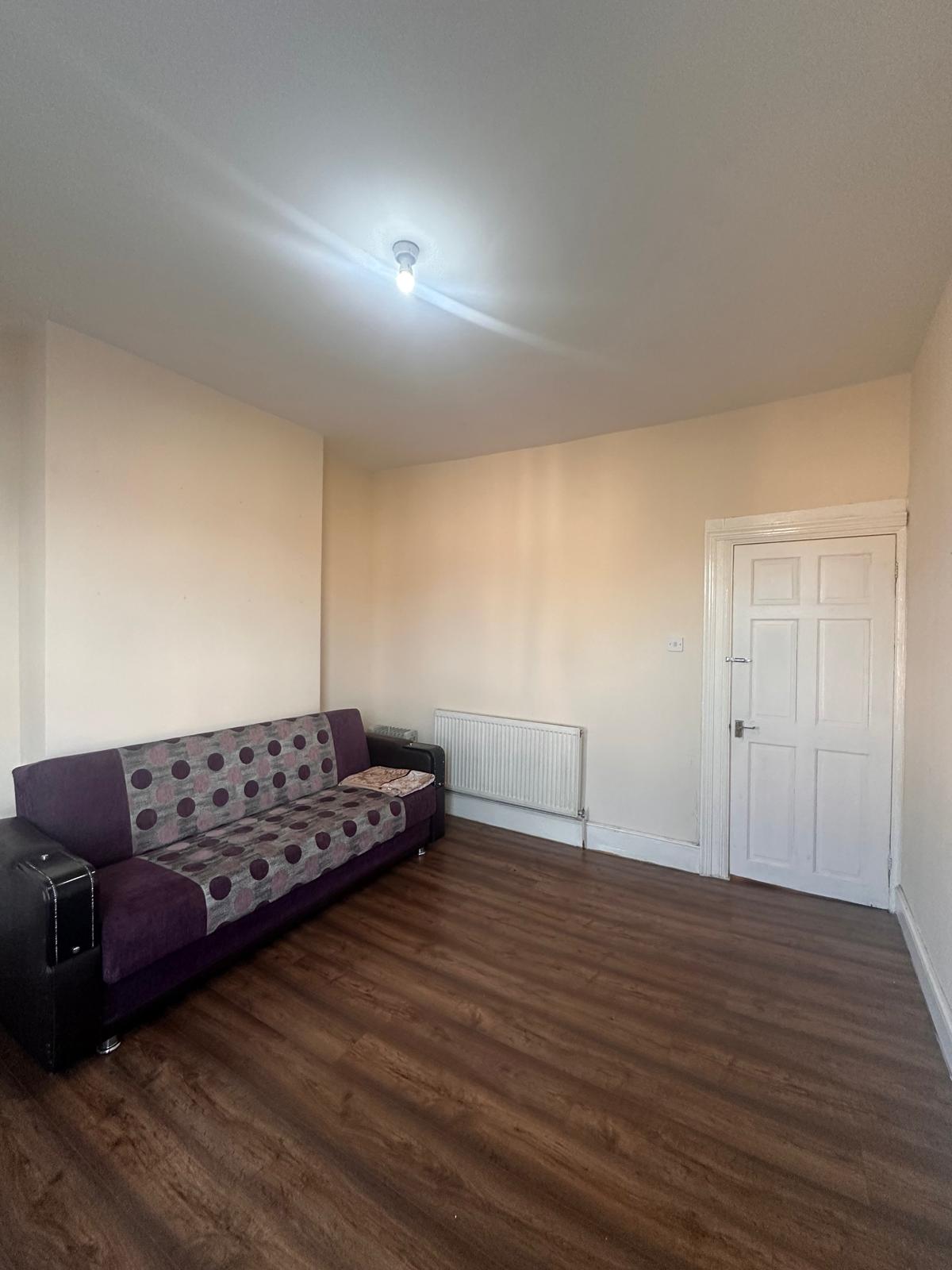 Flat Broomhill Road in Greater London