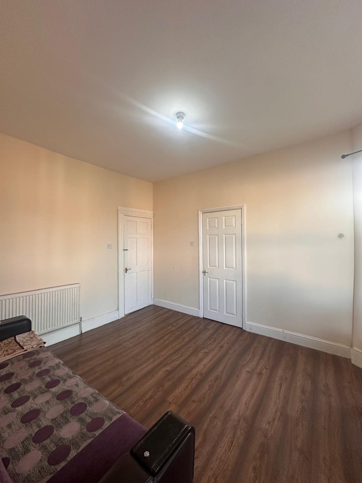 Flat Broomhill Road in Greater London