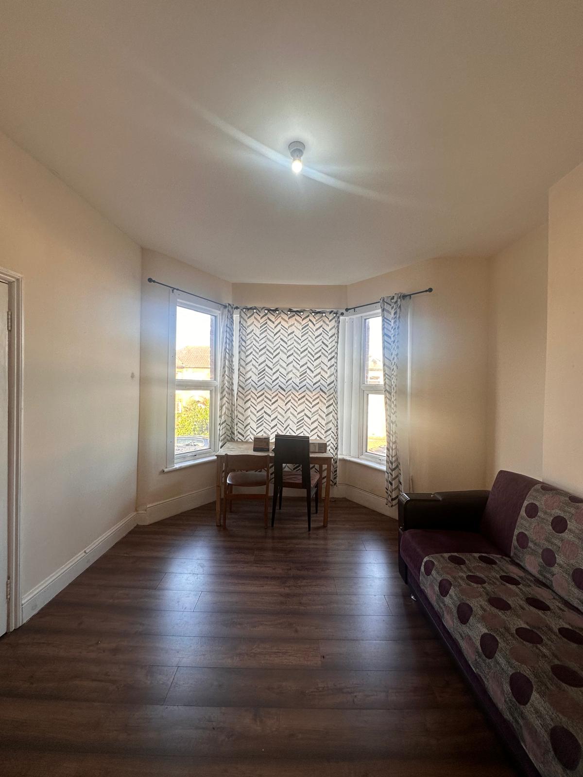 Flat Broomhill Road in Greater London