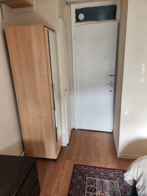 Room Disraeli Close in Greater London