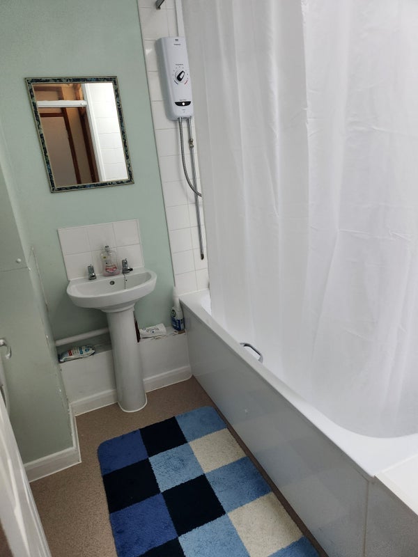 Room Disraeli Close in Greater London