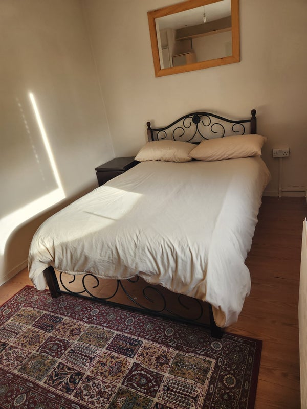 Room Disraeli Close in Greater London