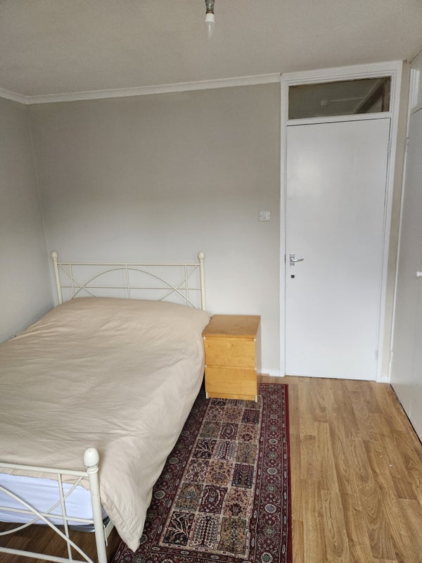 Room Disraeli Close in Greater London