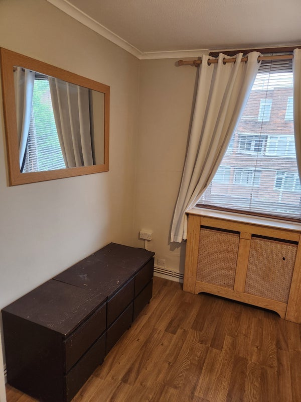 Room Disraeli Close in Greater London