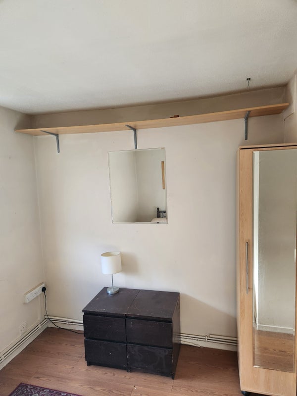 Room Disraeli Close in Greater London
