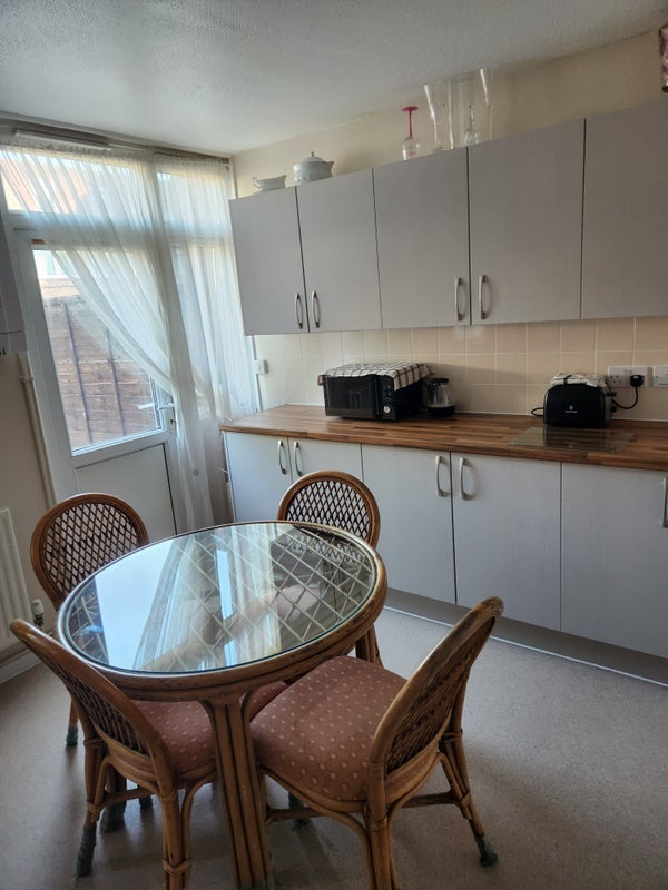 Room Disraeli Close in Greater London