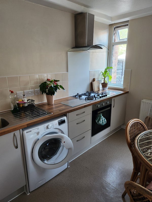 Room Disraeli Close in Greater London