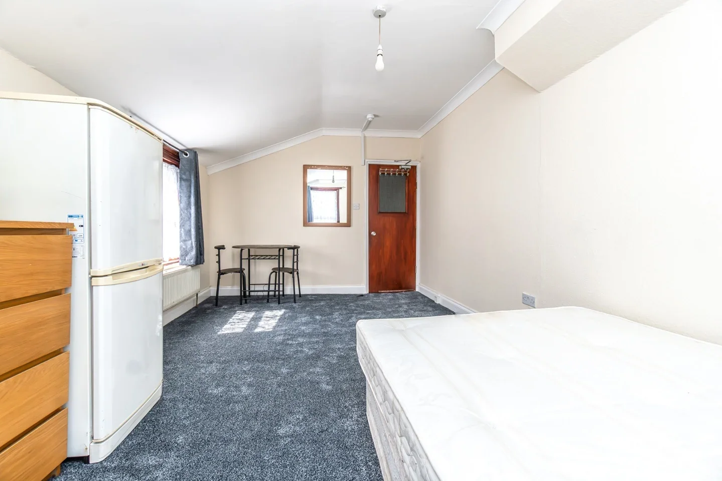 Room Mildenhall Road in Greater London