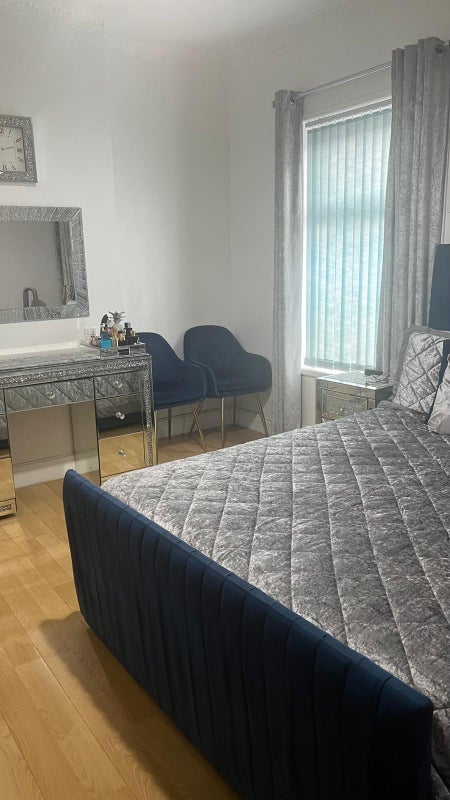 Room Campbell Road in Manchester