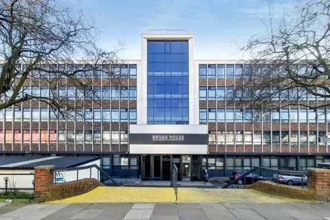 Flat Imperial Drive in Greater London