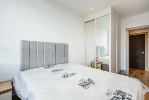 Flat Imperial Drive in Greater London