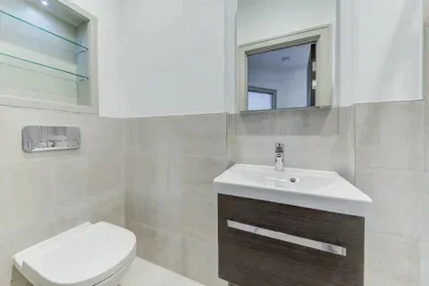 Flat Imperial Drive in Greater London